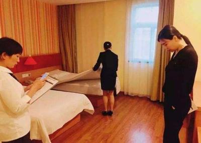 情侶外出住酒店時，為何會遭遇警察突擊查房？服務員道出緣由！