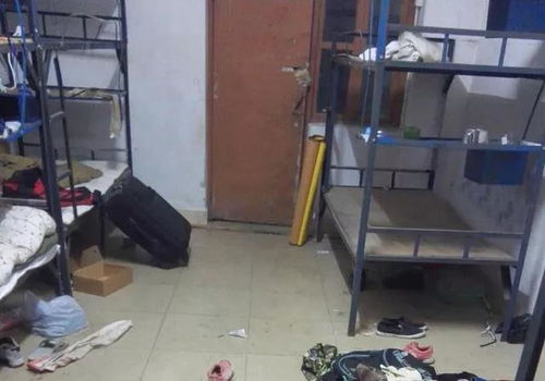 工廠宿舍往事 當“共用”成為崩潰的日常